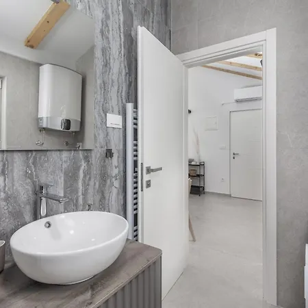 White And شقة مالينسكا