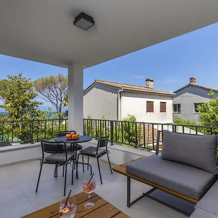 White And * Malinska