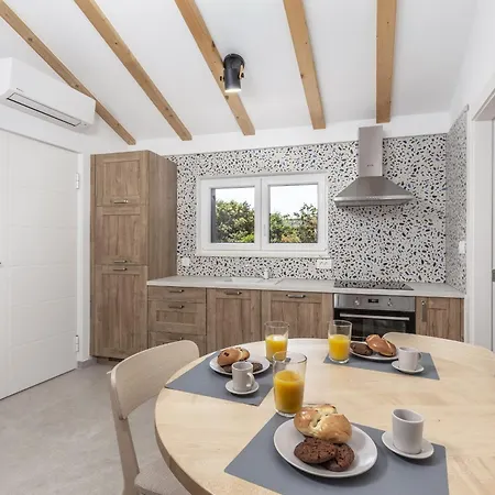 Lejlighed White And *