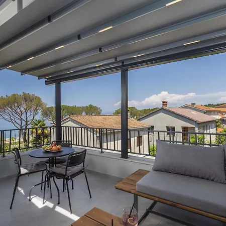 Lejlighed White And *